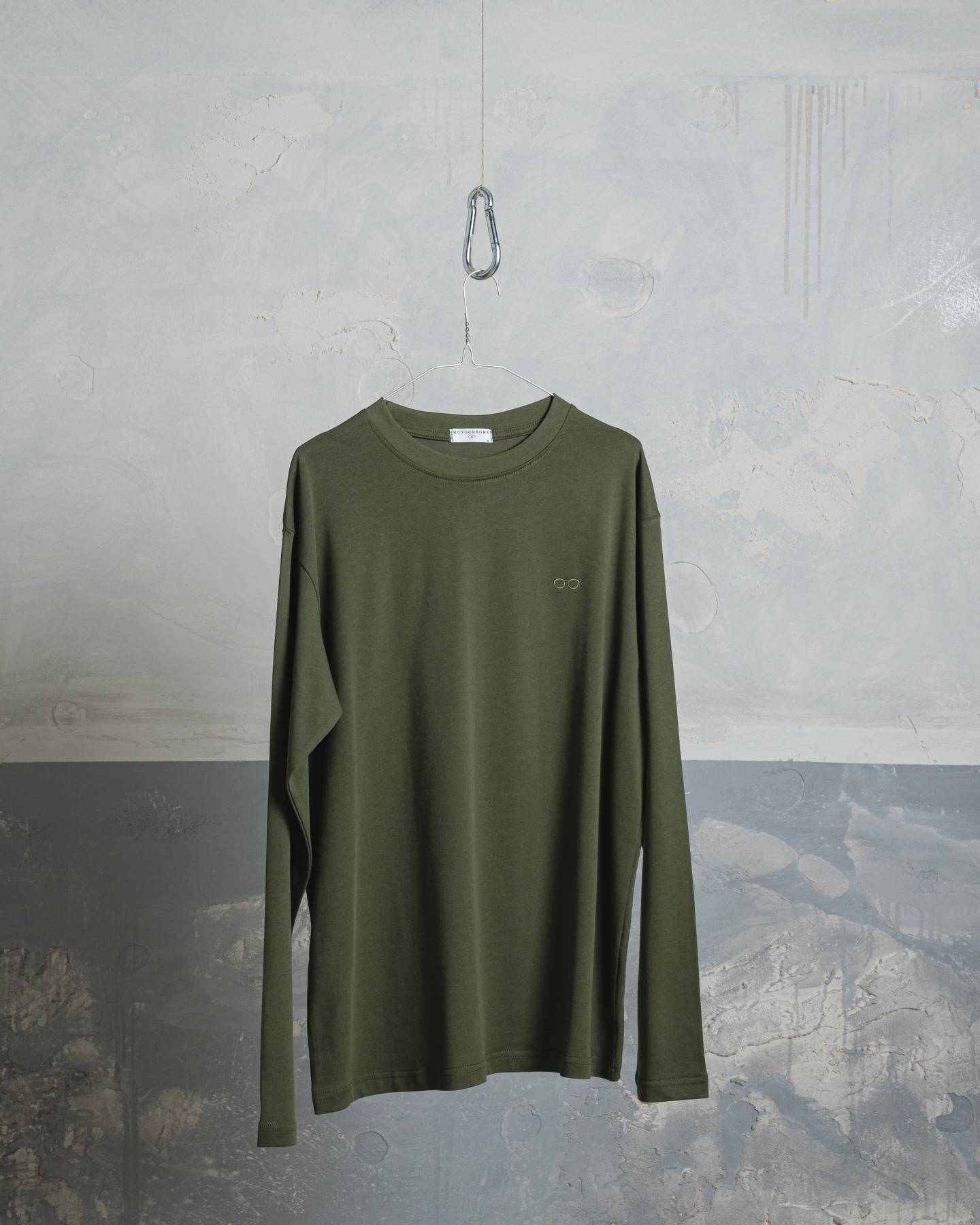 The tee you loved, now with sleeves. Our new long-sleeve essential is crafted from 100% heavyweight cotton for all-day comfort, with a ribbed neckline and an oversized fit that goes with everything.
Available in black, white, navy, and khaki.
