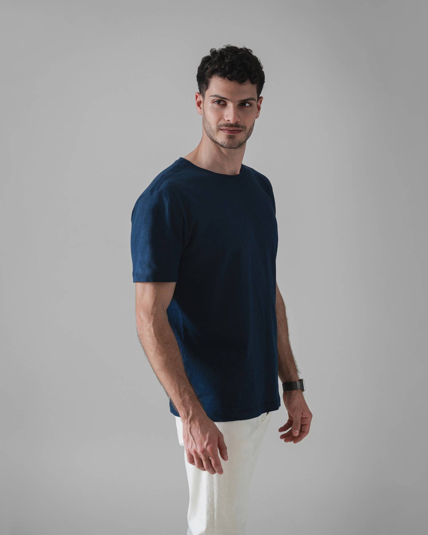 A shade we never get tired of. The navy minimalist tee is here.