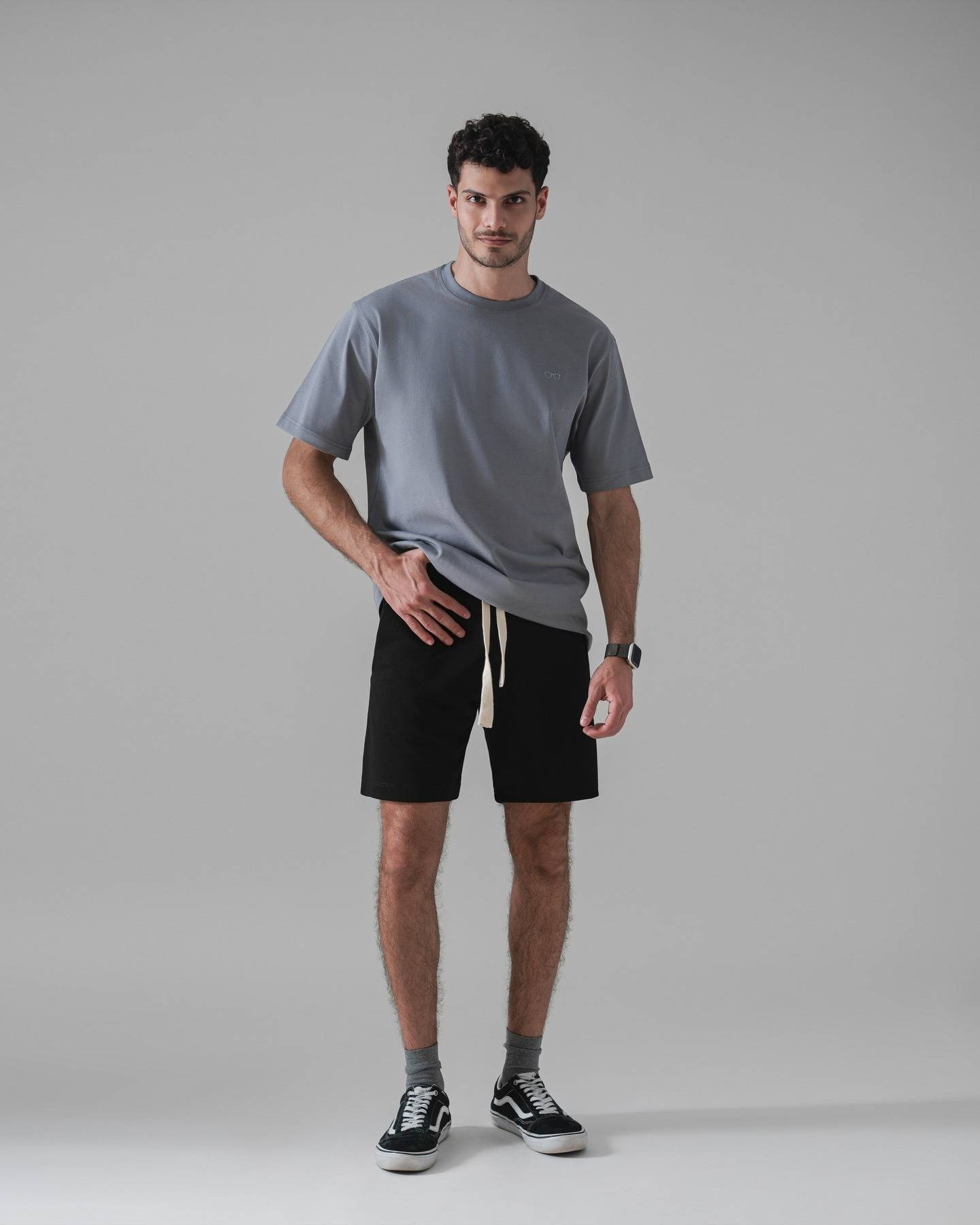 Summer outfit simplified.
Minimal. Monochrome. No noise.