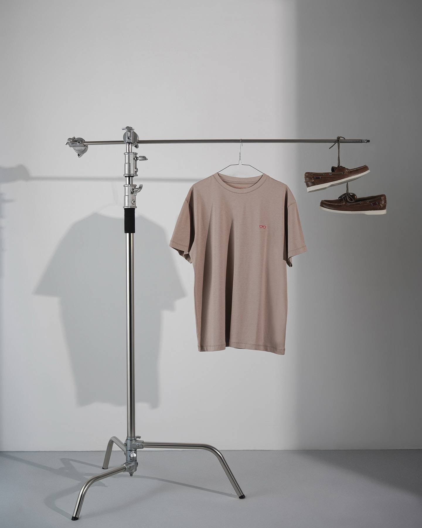 A neutral base with a bold twist.
Our limited edition tee in stone comes with a pop of color — subtle, but far from boring.