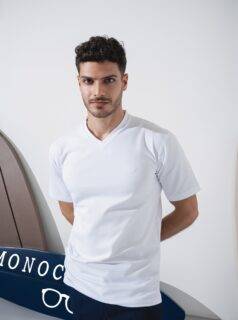 Our classic V neck tee is back in stock!
Available in black and white.