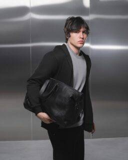 Minimalist chic, refined.
Our handmade leather bag, the timeless Monochrome tee, and the new zip hoodie.
Because less is more.