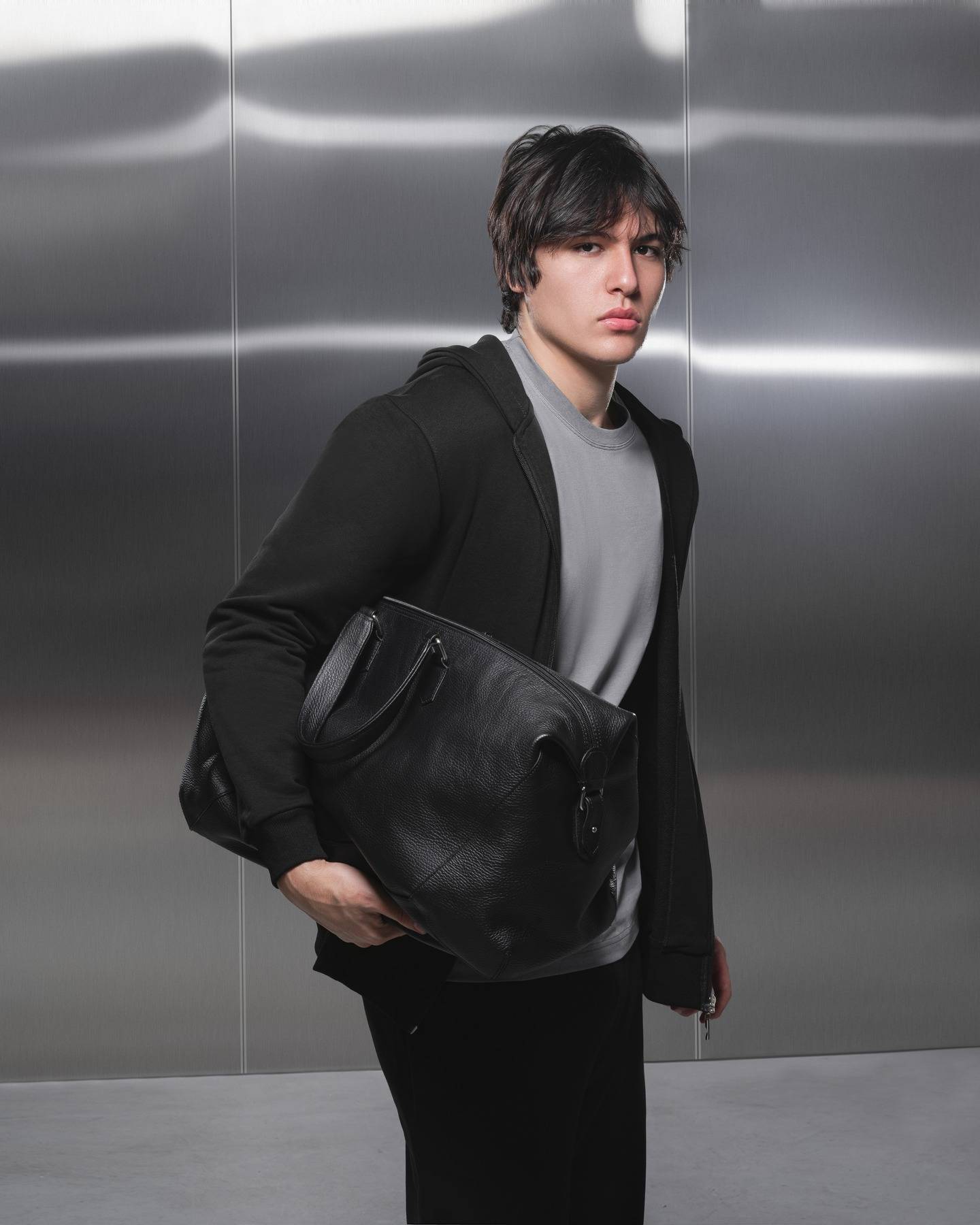 Minimalist chic, refined.
Our handmade leather bag, the timeless Monochrome tee, and the new zip hoodie.
Because less is more.