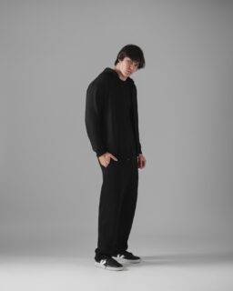 Where minimal meets cozy in black.
Timeless. Effortless.