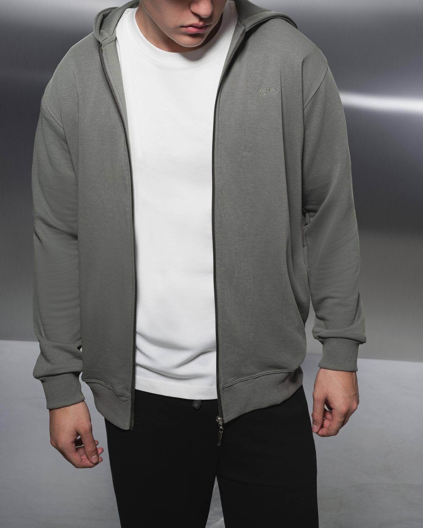 A perfect match: our kaki hoodie paired with the timeless off-white tee.