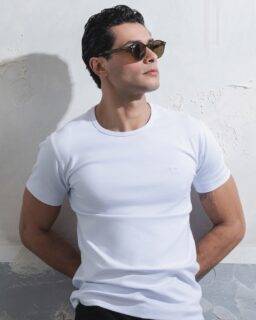 The 1979 Tee. Now in white.

Cotton. Modal. Elastane. A fit that works whether you keep it tailored or size up for something easier.

Available now on our website, open DM, or WhatsApp 76 86 34 01.