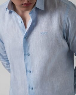 Our first linen shirt.
Light, effortless, and made for summer days.
Designed with a Lebanese heart.
Crafted by Lebanese hands.