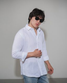 A summer must-have: the linen shirt that takes you effortlessly from golden hour to a night out. Light, breathable, and always polished.