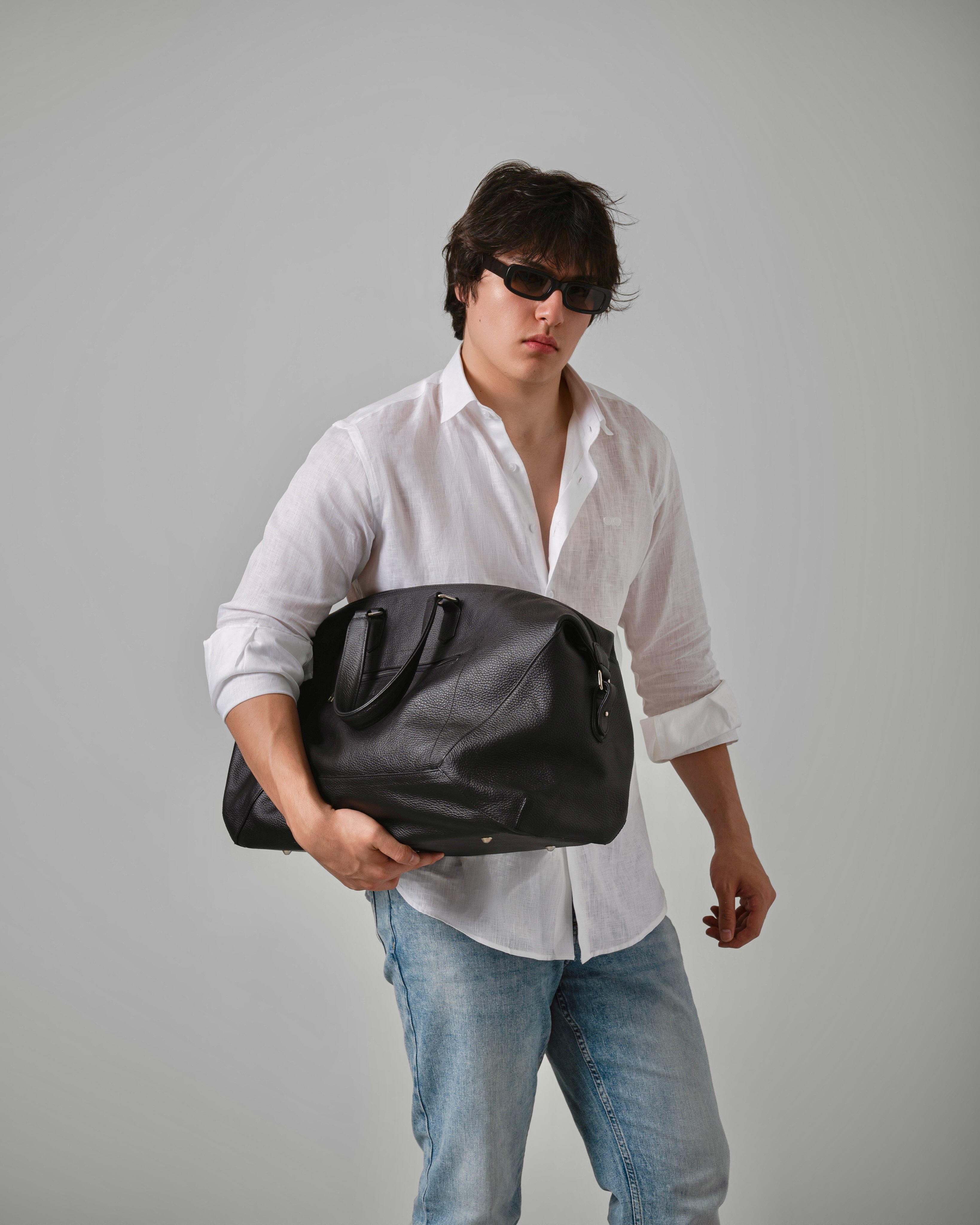 Make a chic entrance with our new linen shirt, Executive Leather Bag, and @resortlevant sunglasses.