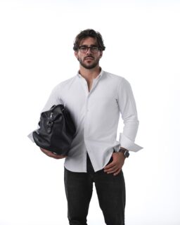 Less is more: a white Oxford shirt and our leather bag.